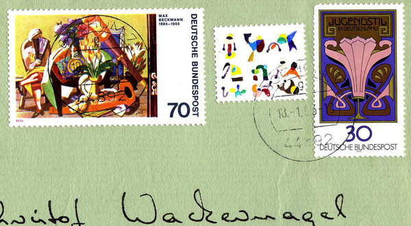 Briefmarke zwischen Briefmarken auf Brief
