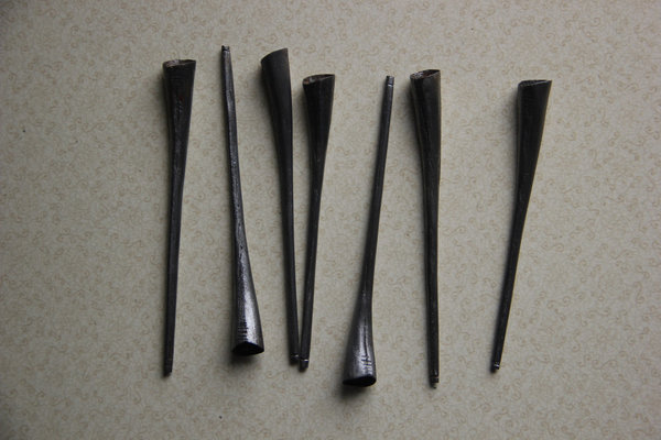 Individuell handgefertigte Zigarettenspitzen aus Metall. Länge ca. 11cm