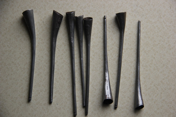 Individuell handgefertigte Zigarettenspitzen aus Metall. Länge ca. 13cm
