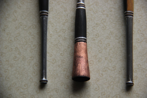 Individuell handgefertigte Zigarettenspitzen aus Metall und Teak. Länge ca. 9,5 cm